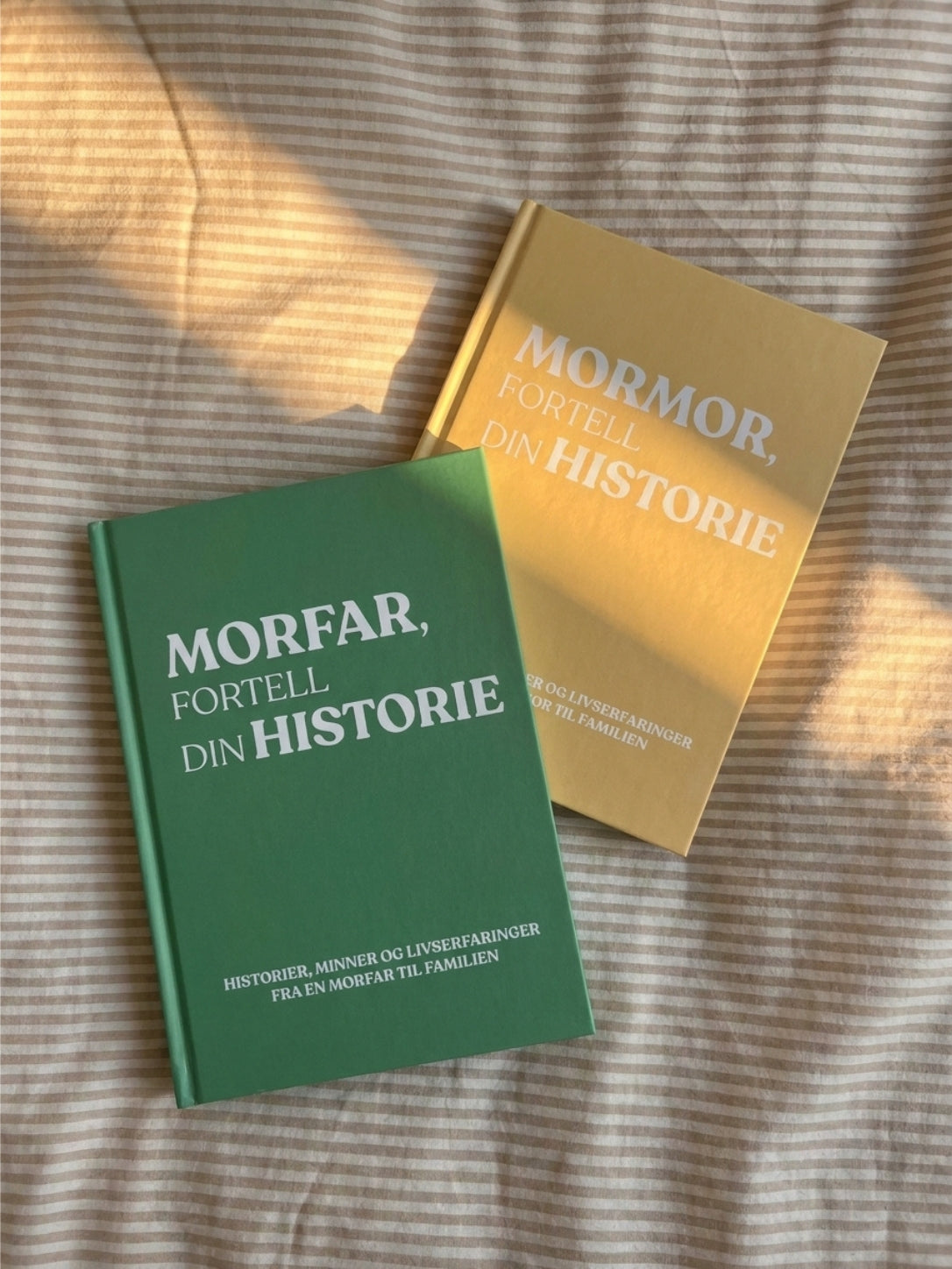 Minnebøkene Mormor, fortell din historie og Morfar, fortell din historie i solskinn fra LivetsSider.no